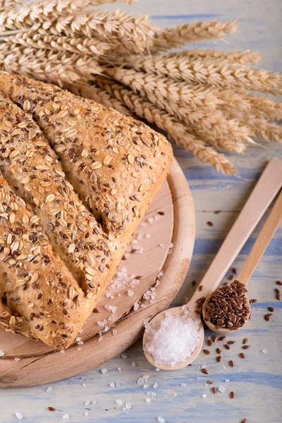 Multicereal brood met maïs en zout met zaden — Stockfoto