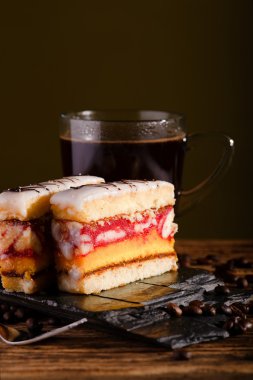 Şekerli tatlı taş üzerinde siyah kahve