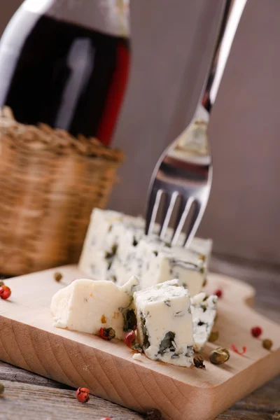 Pocos trozos de queso azul sobre tabla de madera —  Fotos de Stock