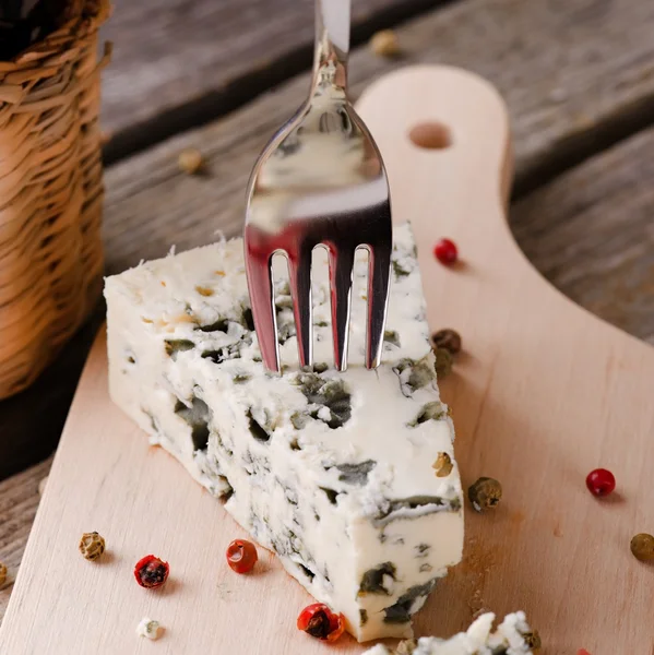 Stück Blauschimmelkäse mit Gabel innen — Stockfoto