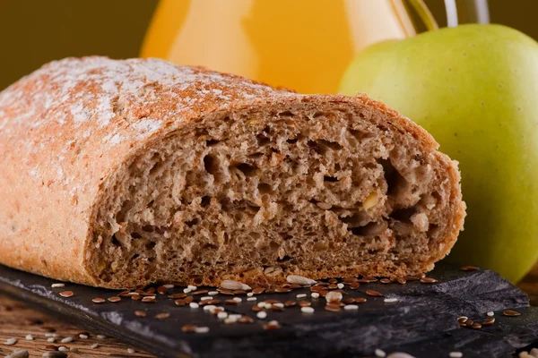 Pedaço de pão com em pedra preta com maçã — Fotografia de Stock