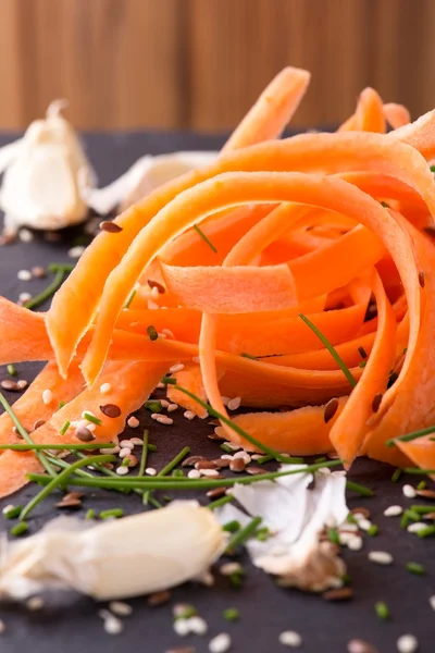 细香葱和各种健康种子的胡萝卜条纹 — 图库照片