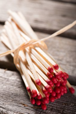 Saman parçası tarafından gümrüklü matchsticks demet