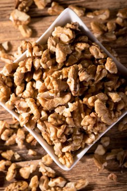 Beyaz ahşap tahta ceviz tam kase