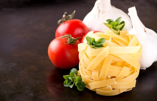 Fettuccine all'origano e pomodori all'aglio — Foto Stock