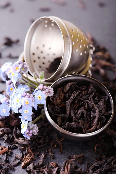 Filtro pieno di foglie di tè secche con fiore blu — Foto Stock