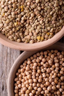 İki kil kase nohut ve mercimek dolu