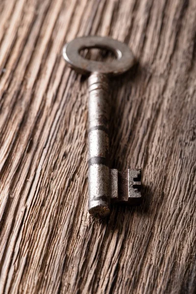 Une seule vieille clé placée sur une vieille planche en bois usée — Photo