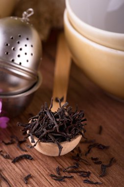 Kuru çay yığını tahta kaşık yerleştirilen