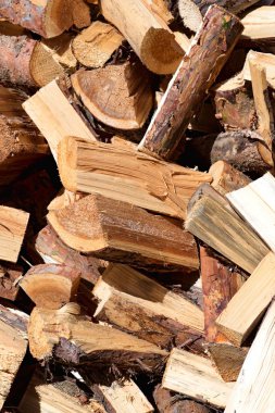 Kesme ve kıyılmış odun yığını