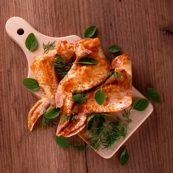 Otlar ile ahşap tahta üzerinde Marine tavuk kanatları