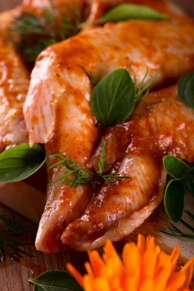 Yeşil otlar marine tavuk kanatları yerleştirilir