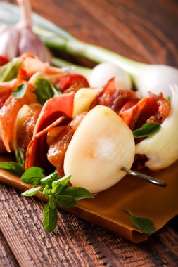 Et ve sebze otlar ile kağıda iki şiş