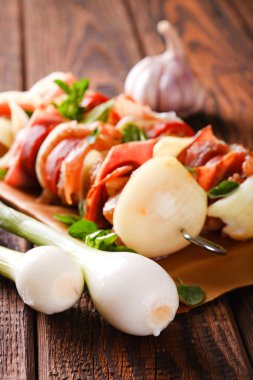 İki şiş önünde taze sulu taze soğan