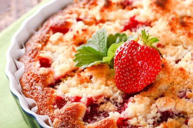 Meyveli kek yeşil havlu üzerinde üzerinde taze çilek