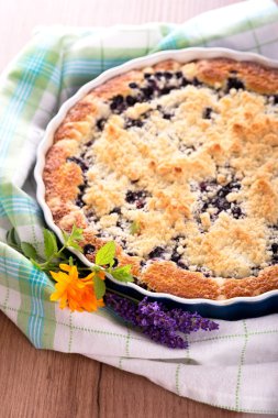 Böğürtlenli turta damalı havlu lavanta ve kadife çiçeği üzerinde