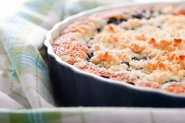 Detalle del pastel de arándanos frescos en bandeja azul para hornear — Foto de Stock