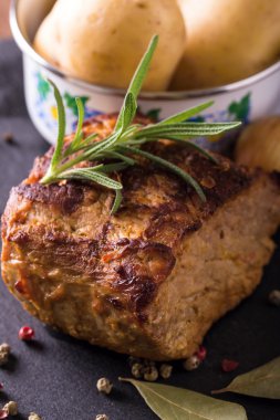 Siyah kayrak taş üzerinde domuz eti pişmiş parça