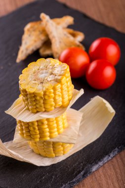 Mısır ekmek ve domates kayrak taş