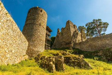 Eski mediaval kale ve çok az kaya ile Kulesi