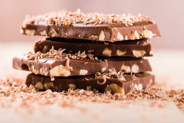 Pila de chocolate con nueces en tablero ligero —  Fotos de Stock