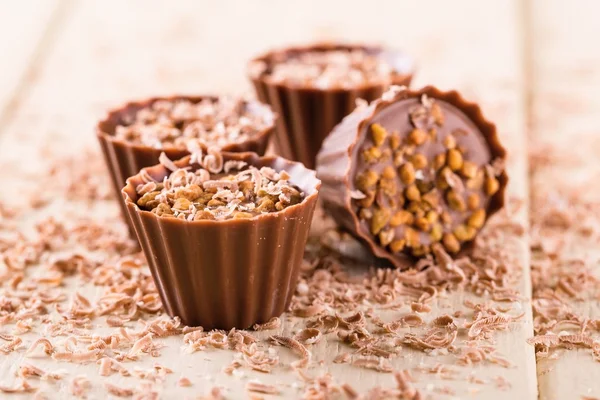 Süße Schokoladen-Cupcakes auf hellem Holzbrett — Stockfoto