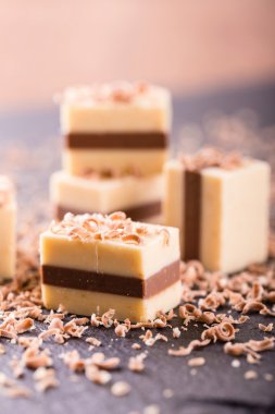 Başkalarının önünde siyah arduvaz plaka üzerinde tek nuga küp