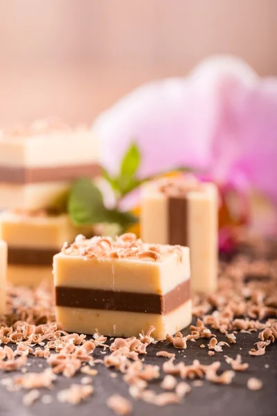 Varios cubos de turrón de dos colores en piedra pizarra —  Fotos de Stock