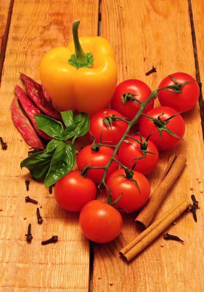 番茄分支和青椒 — 图库照片