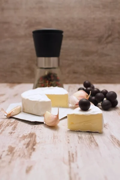 Gedeelte van camembert — Stockfoto