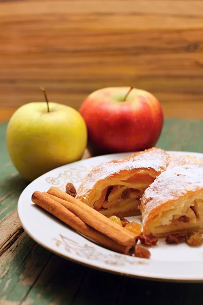 Apple pie and cinnamon — Stock Photo, Image