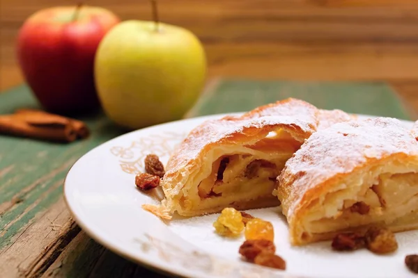 Apple strudel andraisins — Stock Photo, Image