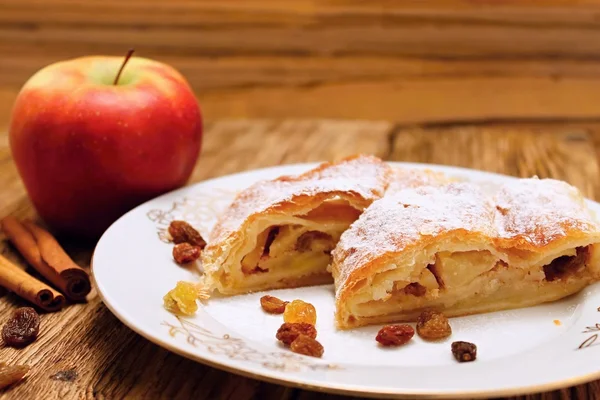 Kuru üzüm ve elma pasta