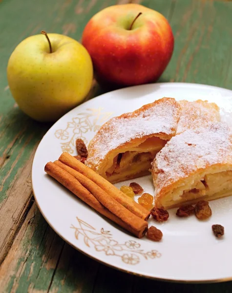 Duas maçãs e strudel — Fotografia de Stock