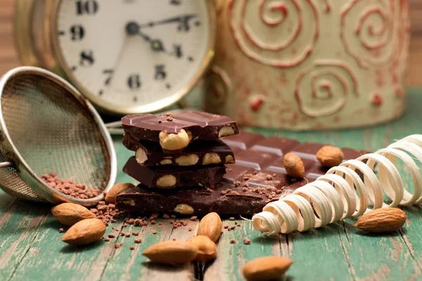 Chocolate, cernidor, almendras y reloj —  Fotos de Stock