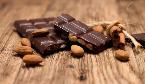 Trozos de chocolate y canela —  Fotos de Stock