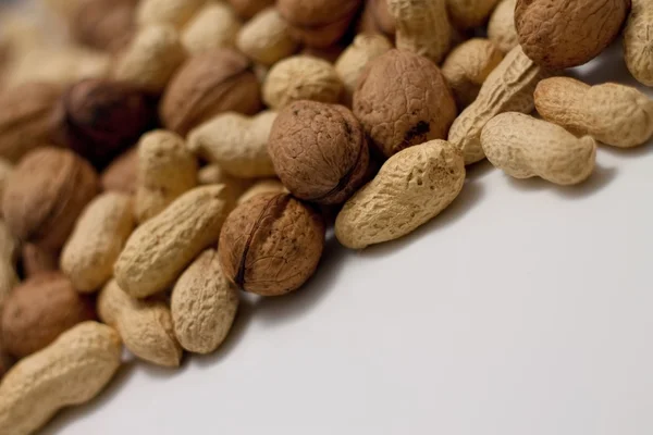 Heap of peanuts and walnuts — Stock Photo, Image
