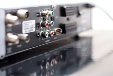 Dvd Oynatıcı arka tarafındaki renkli konektörler