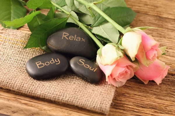 Üç lav taşları ve üç güzel pembe güller