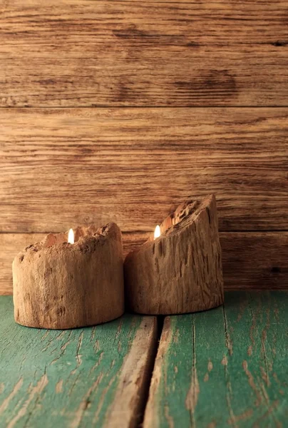 Çok eski ahşap barlarda yerleştirilen iki mum