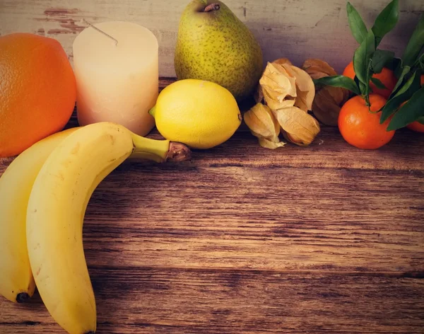 Foto vintage de mesa con fruta y vela —  Fotos de Stock