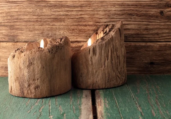 Twee kaarsen in zeer oude houten balken op groen bord geplaatst — Stockfoto