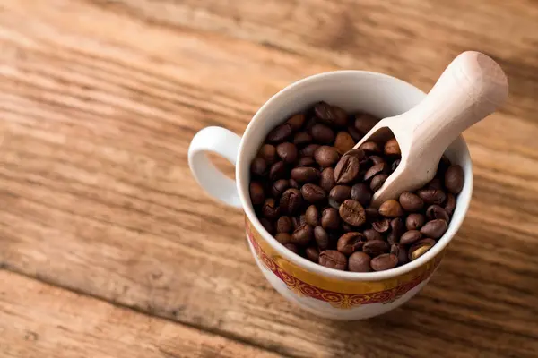 Верхний вид на чашку, полную зерна кофе — стоковое фото