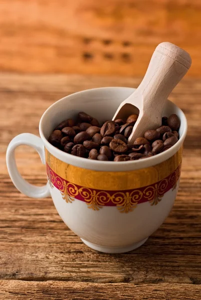 コップ一杯のコーヒー豆を観します。 — ストック写真