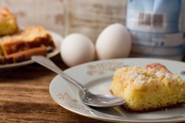 Taze elma pasta beyaz plaka üzerinde