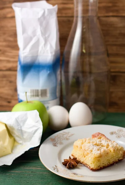 Elma pasta ve yıldız anason ile beyaz plaka — Stok fotoğraf