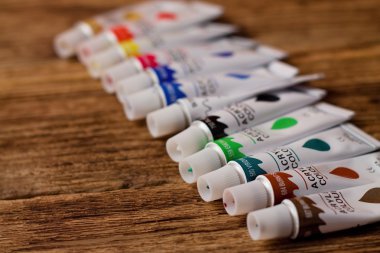 Ahşap tahta üzerinde kapalı tüpler akrilik renkler