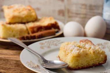 Kaşık ile beyaz tabakta taze pasta