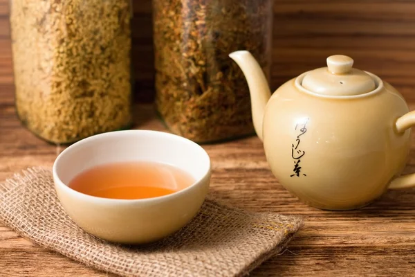 Oriental tea service on jute cloth and wooden board — Stock Photo, Image