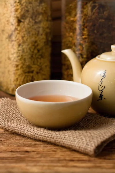Tazza di tè orientale su panno di iuta — Foto Stock